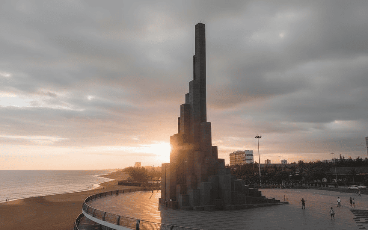 Quảng trường bán nguyệt của tháp Nghinh Phong.